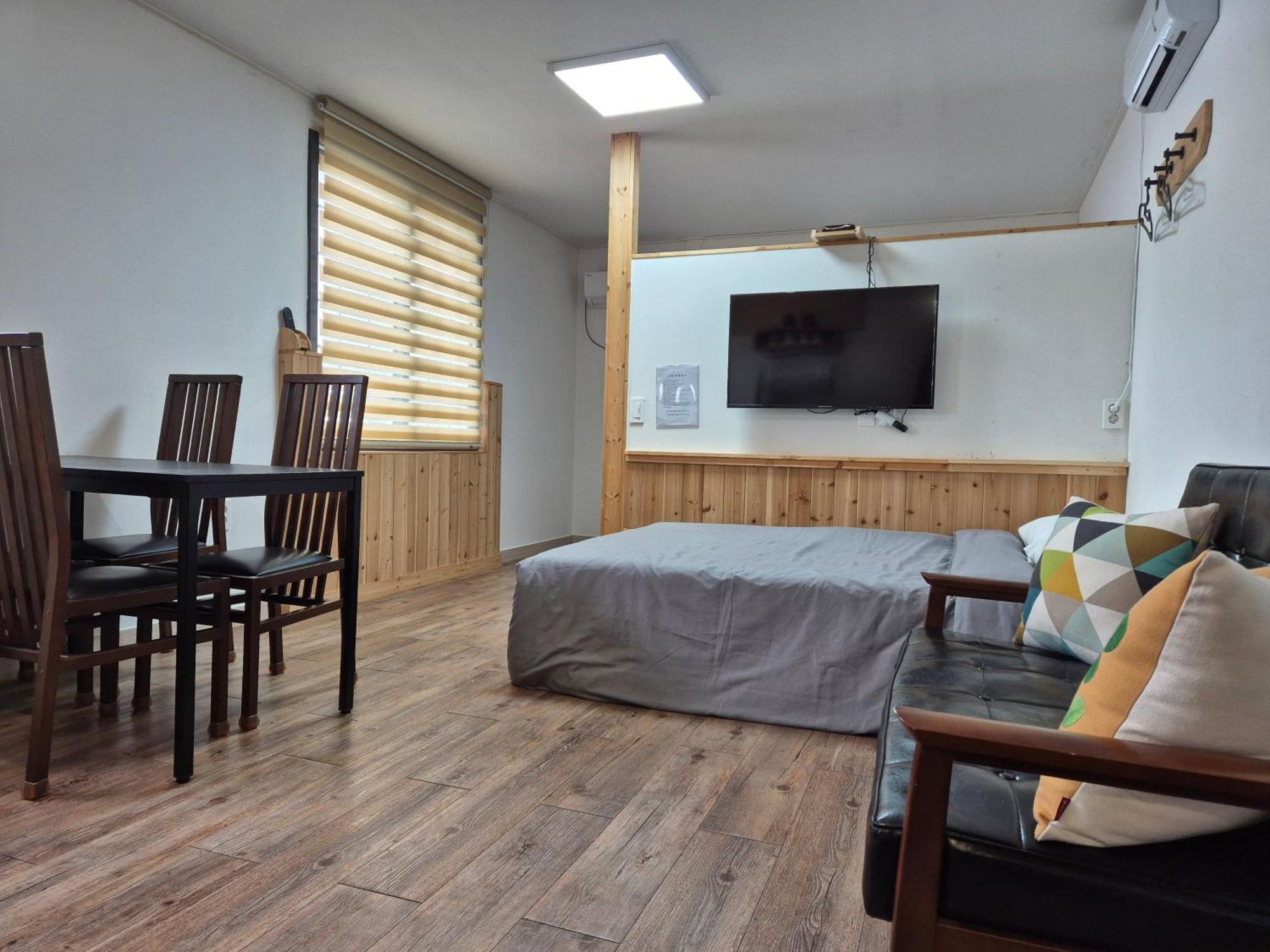 Jeju Soroan Pension Seogwipo Exterior photo
